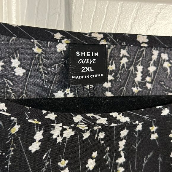 SHEIN CURVE Size 2XL Black White Gray Floral Short Sleeve Crewneck Lightweight - Picture 2 of 6